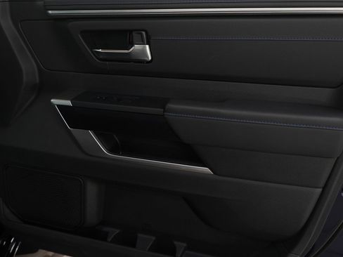 Used 2025 Toyota Sequoia Platinum image 9