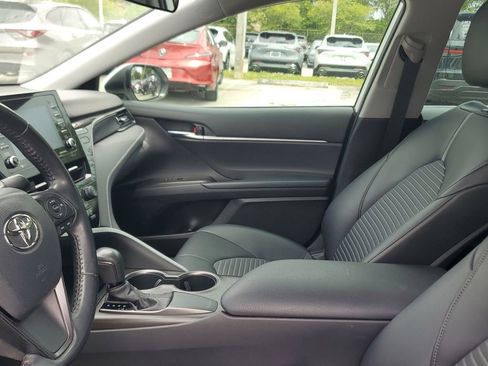 Used 2021 Toyota Camry SE image 5