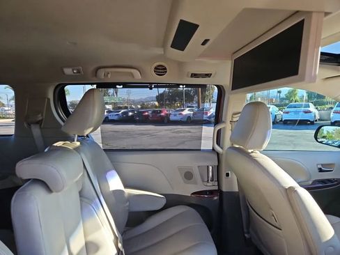 Used 2013 Toyota Sienna XLE w/ Premium Pkg image 15