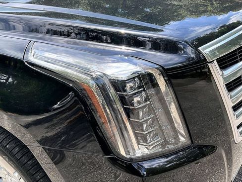 Used 2019 Cadillac Escalade Luxury RWD image 31