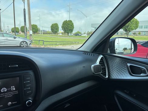 Used 2025 Kia Soul LX w/ LX Technology Package FWD image 33