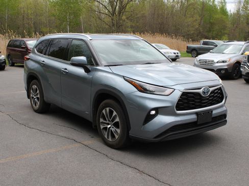 Used 2022 Toyota Highlander XLE AWD/4WD image 3