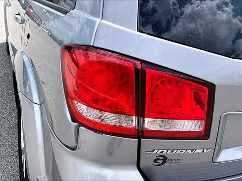 Used 2019 Dodge Journey SE image 32