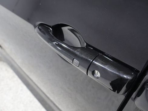 Used 2024 Chrysler Pacifica Touring-L FWD image 8