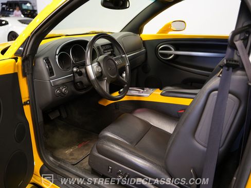 Used 2004 Chevrolet SSR w/ Preferred Equipment Group RWD image 4