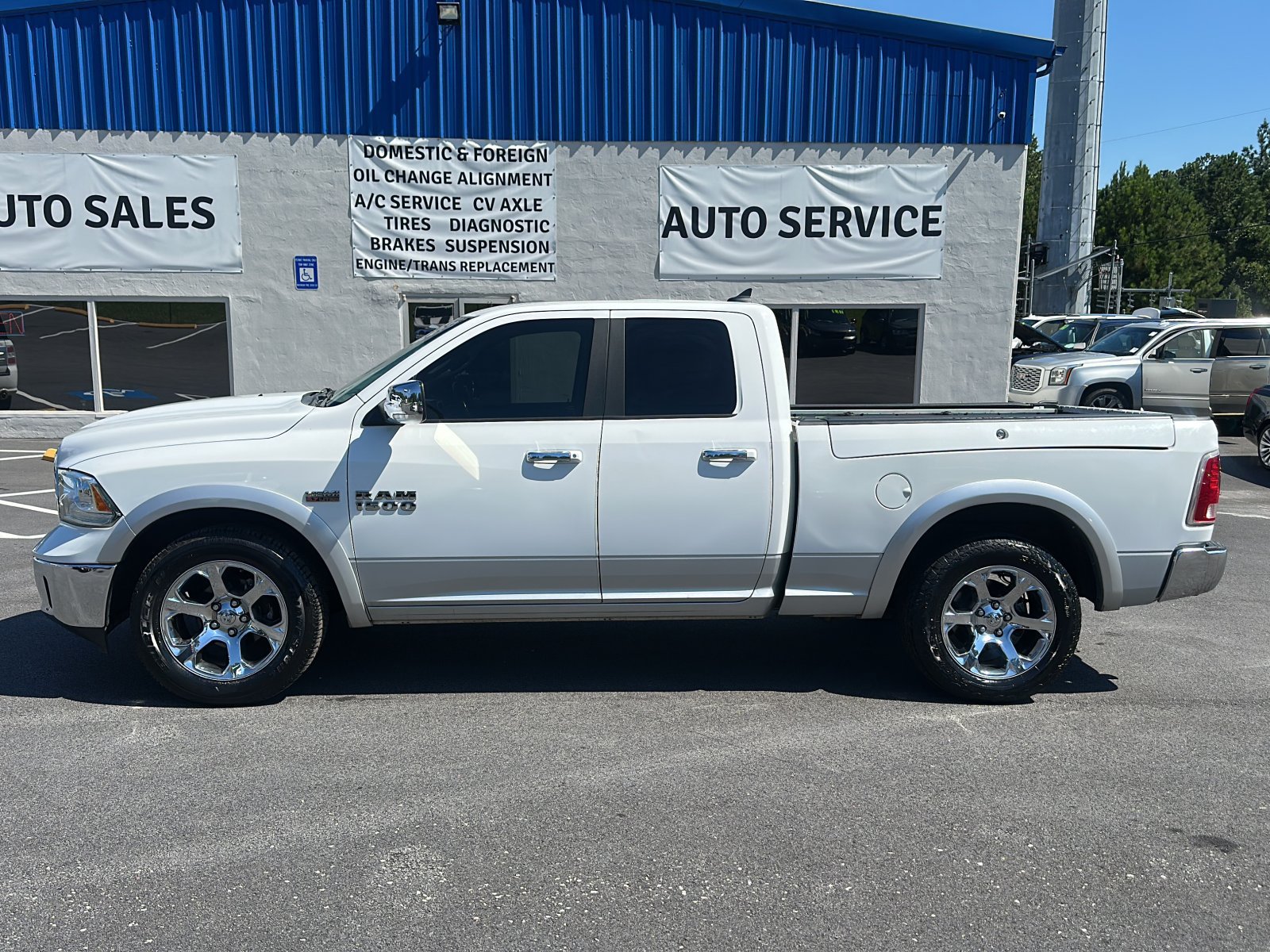 Used 2017 RAM 1500 Laramie RWD image 2