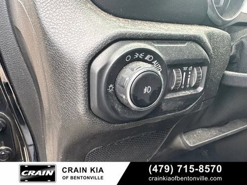 Used 2018 Jeep Wrangler Unlimited Sahara AWD/4WD image 9