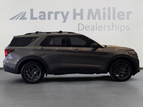 Used 2025 Ford Explorer ST AWD/4WD image 6
