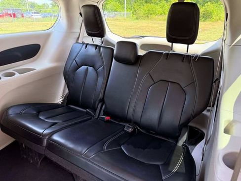 Used 2023 Chrysler Pacifica Touring-L FWD image 11