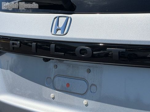 Used 2025 Honda Pilot TrailSport image 11