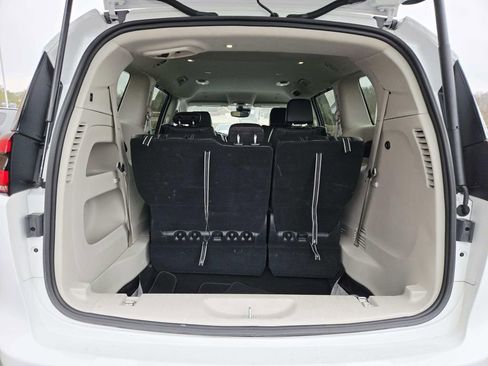 Used 2024 Chrysler Pacifica Touring-L image 15