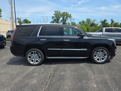 Used 2018 Cadillac Escalade Luxury AWD/4WD image 3