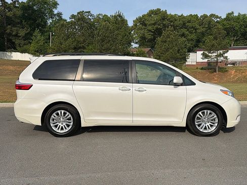 Used 2017 Toyota Sienna XLE w/ XLE Navigation Package FWD image 2