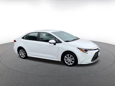 Used 2025 Toyota Corolla LE FWD image 2