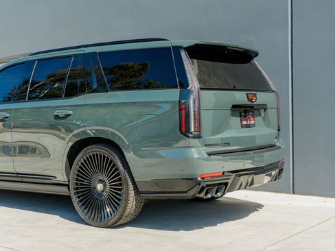 Used 2025 Cadillac Escalade V w/ LPO, ONYX Package AWD/4WD image 25