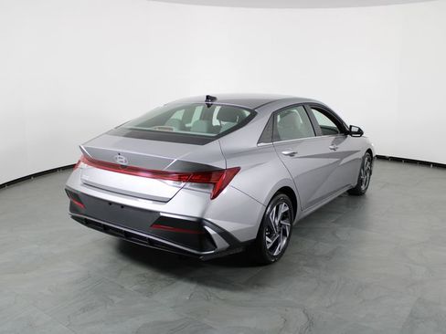 Used 2025 Hyundai Elantra SEL image 14