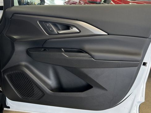 Used 2025 Chevrolet Equinox EV LT w/ Comfort Package image 16