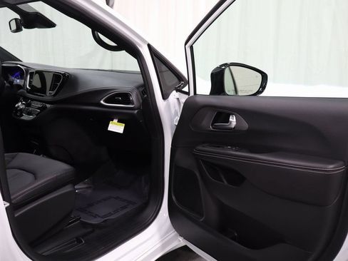 New 2026 Chrysler Pacifica Select w/ S Appearance Package FWD image 14