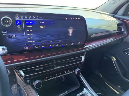 Used 2025 Chevrolet Traverse Z71 w/ Enhanced Driving Package AWD/4WD image 12