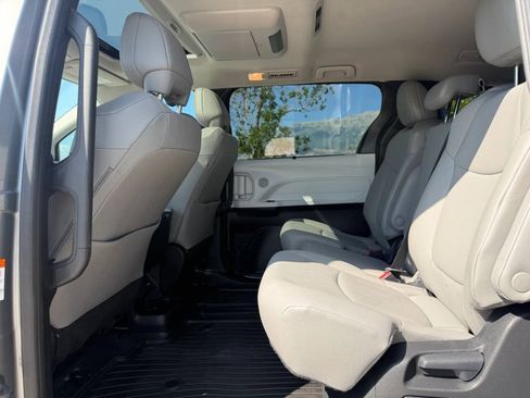 Used 2026 Toyota Sienna XLE FWD image 15