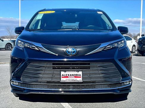 Used 2024 Toyota Sienna XLE image 3
