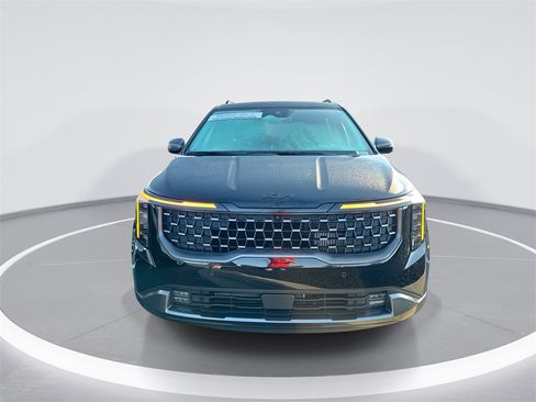 Used 2025 Kia Carnival SX Prestige image 3