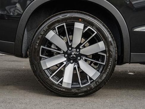 New 2025 Mitsubishi Outlander SE image 18