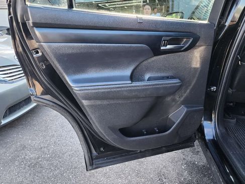 Used 2022 Toyota Highlander XLE image 13
