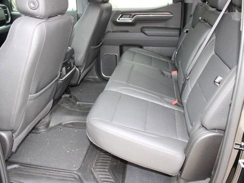 Used 2025 GMC Sierra 1500 SLT image 5