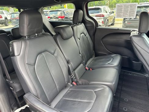 Used 2019 Chrysler Pacifica Touring-L FWD image 17