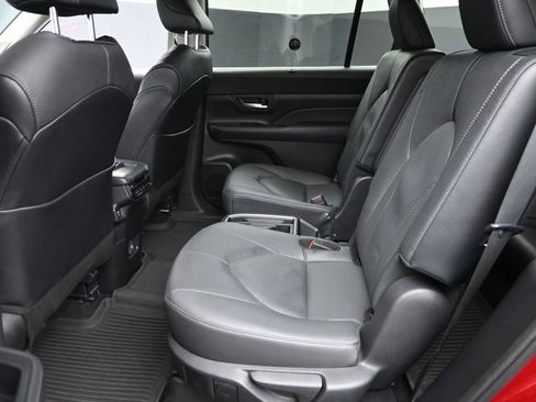 Used 2024 Toyota Grand Highlander AWD image 14