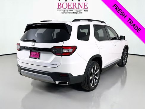 Used 2024 Honda Pilot Touring image 7