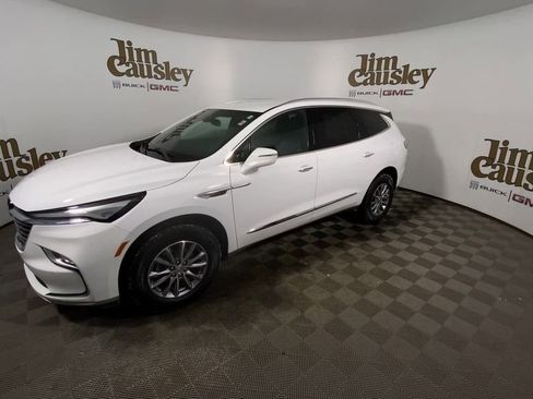 Used 2023 Buick Enclave Essence image 4