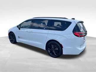 New 2027 Chrysler Pacifica Select FWD video 3