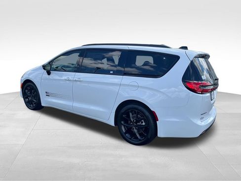 New 2027 Chrysler Pacifica Select FWD image 3