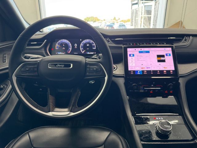 Used 2025 Jeep Grand Cherokee L Limited RWD image 3
