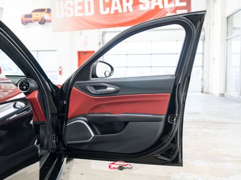 Used 2020 Alfa Romeo Giulia w/ Nero Edizione RWD image 41