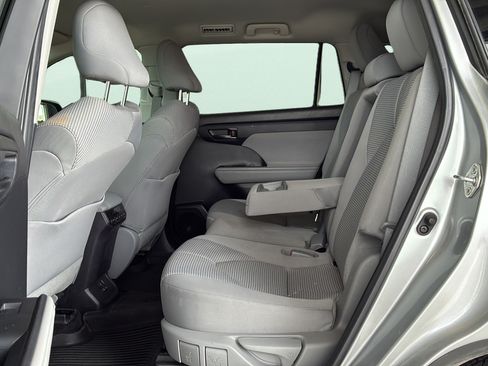 Used 2022 Toyota Highlander LE FWD image 24