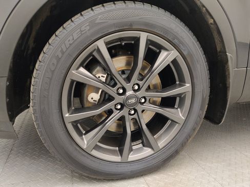 Used 2017 Ford Explorer XLT w/ Equipment Group 202A AWD/4WD image 31