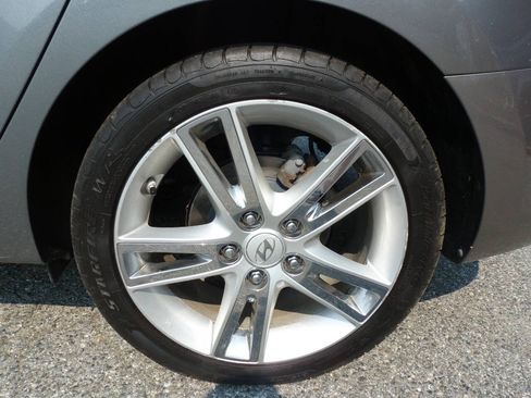 Used 2010 Hyundai Elantra SE FWD image 13