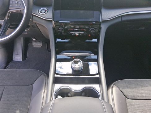 New 2025 Jeep Grand Cherokee Altitude image 12