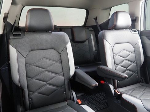 Used 2025 Volkswagen Atlas Peak Edition image 16