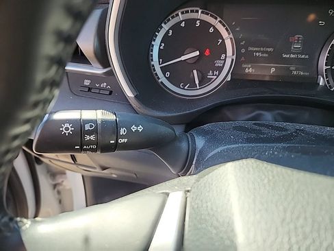 Used 2022 Toyota Highlander XLE AWD/4WD image 13