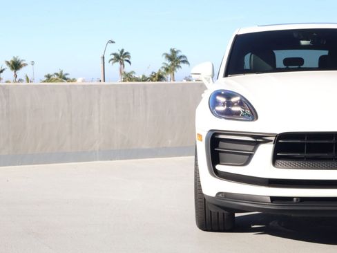 Certified 2025 Porsche Macan image 12