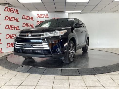 Used 2019 Toyota Highlander LE AWD/4WD image 3