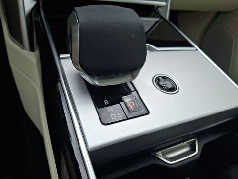 Used 2025 Land Rover Range Rover SE AWD/4WD image 15