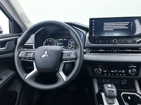 New 2025 Mitsubishi Outlander ES image 13