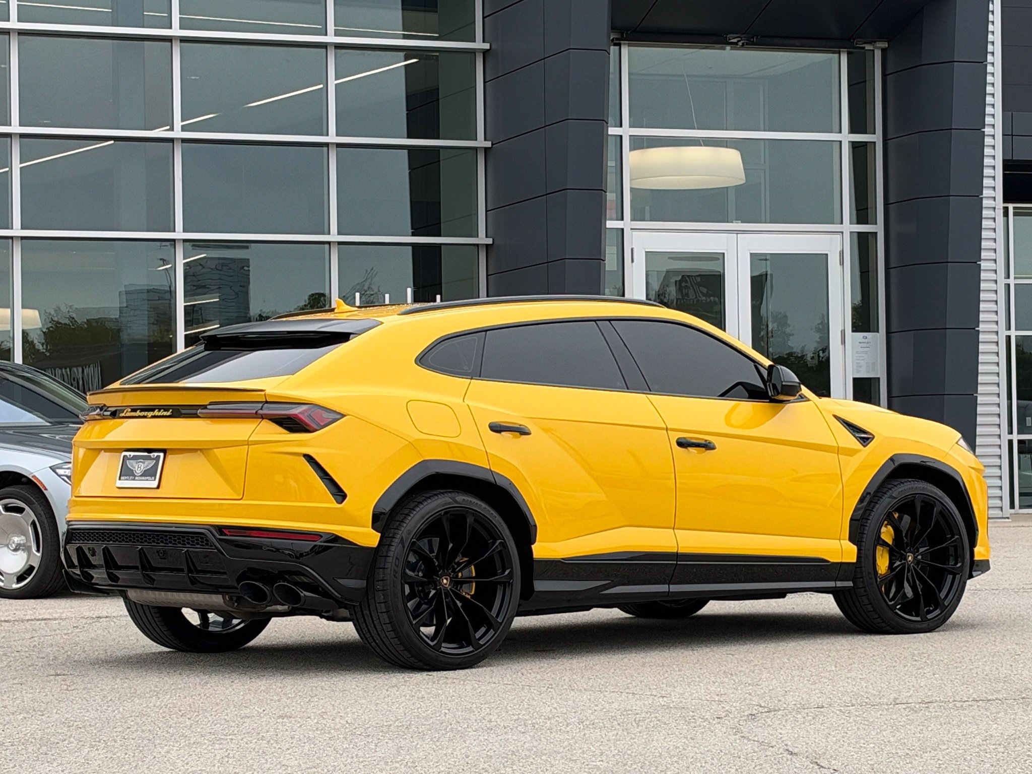 Used 2022 Lamborghini Urus AWD/4WD image 8