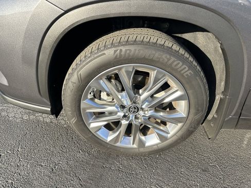 Used 2023 Toyota Highlander Limited image 7