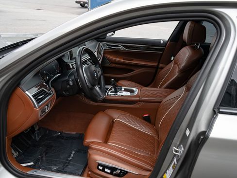 Used 2022 BMW 750i xDrive w/ Autobahn Package AWD/4WD image 25